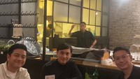 Malam hari juga menjadi momen untuk bersosialisasi baginya. Hangout di kafe sambil menikmati segelas kopi jadi kegemarannya. Foto: Instagram/ywpiano