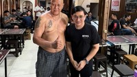 Saat berkunjung ke Pontianak, Yovie Widianto tak lupa menyambangi kedai kopi lokal. Adalah Warung Kopi Asiang, termasuk bertemu langsung dengan pemiliknya yang diincar komposer tersebut. Foto: Instagram/ywpiano