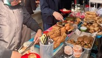 Walaupun sukses di dunia industri, tak membuat Yovie Widianto sombong. Ia masih gemar makan di warung-warung tradisional yang rasanya akrab dengan lidahnya. Foto: Instagram/ywpiano