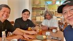 Yovie Widianto Doyan Makan Enak di Warung Makan Tradisional