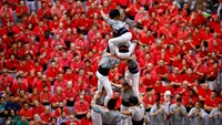 Kompetisi Castells, yang diadakan setiap dua tahun, mempertemukan grup menara manusia terbaik dari seluruh Catalonia untuk memamerkan kekuatan, koordinasi, dan formasi rumit mereka. Berakar kuat dalam budaya Catalan, menara manusia—atau castell—dibangun oleh casteller yang berdiri di atas bahu satu sama lain untuk membangun struktur dengan ketinggian dan kompleksitas yang luar biasa.  