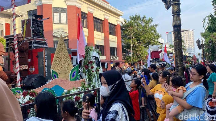 Antusiasme Warga Surabaya Saksikan Pawai Maskot Pilkada 2024