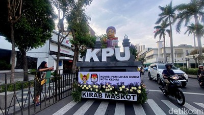 Meriahnya Pawai Maskot Pilkada 2024 di Surabaya