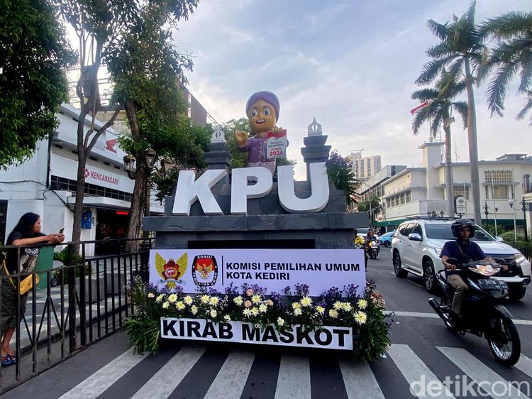 Meriahnya Pawai Maskot Pilkada 2024 di Surabaya