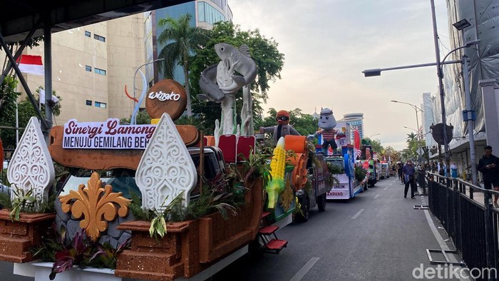 Antusiasme Warga Surabaya Saksikan Pawai Maskot Pilkada 2024