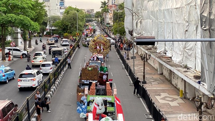 Antusiasme Warga Surabaya Saksikan Pawai Maskot Pilkada 2024