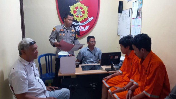 Aswan Ogi Nesa (25) dan Andika (30) diinterogasi di Mapolsek Denpasar Utara terkait kasus pencurian motor di Jalan Antasura, Denpasar, Bali. (Foto: Dok. Polresta Denpasar).