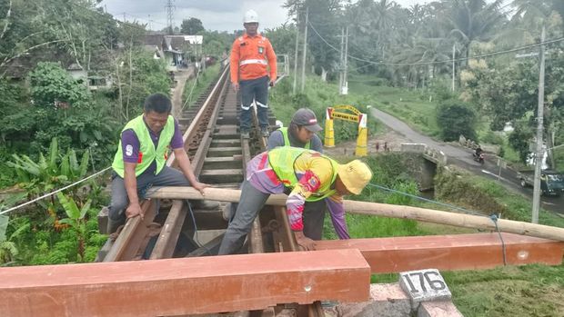 Bantalan rel kereta api kayu diganti ke sintetis. (Dok. KAI)