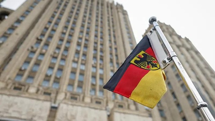 A German national flag set on the ambassador’s car in front of the Russian Foreign Ministry in Moscow. (File photo: Reuters)