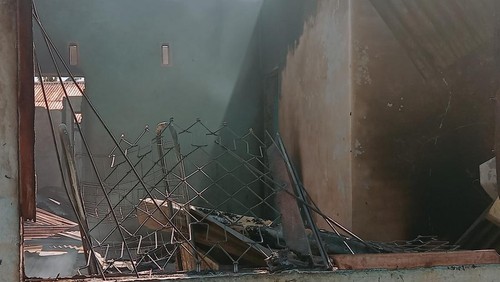 Salah satu rumah yang dirusak dan dibakar di Desa Bugalima, Flores Timur.