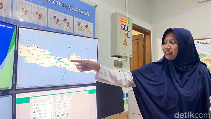 Prakirawan Stasiun BMKG Ahmad Yani Semarang, Winda Ratri di Stasiun Meteorologi Ahmad Yani, Kelurahan Tambakrejo, Kecamatan Semarang Barat, Kota Semarang, Selasa (22/10/2024).