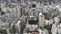 Tampak dari kejauhan, mural ini berada di tengah gedung-gedung tinggi yang ada di Sao Paulo, Brasil.  