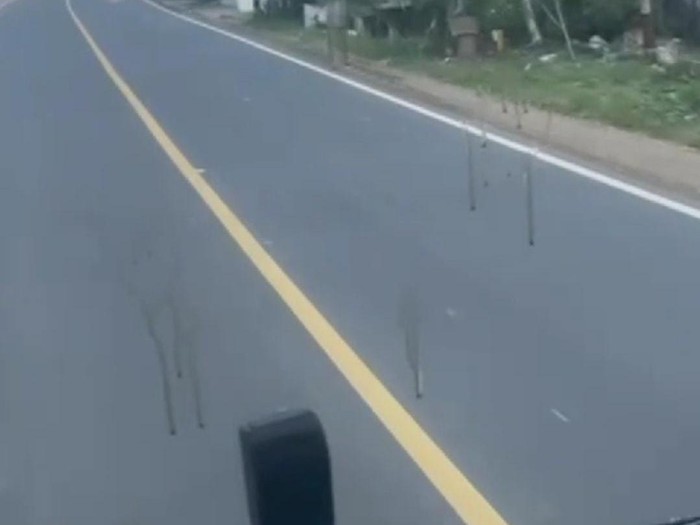 Bus Trans Jatim dilempari oli