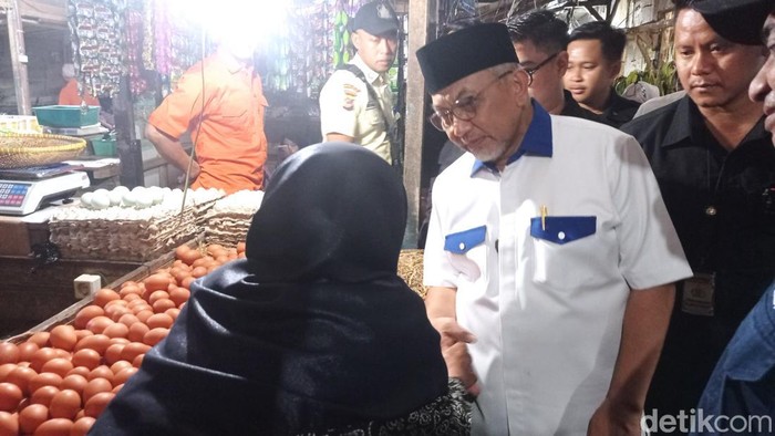Cagub Ahmad Syaikhu saat berkunjung ke Pasar Cikurubuk Tasikmalaya.