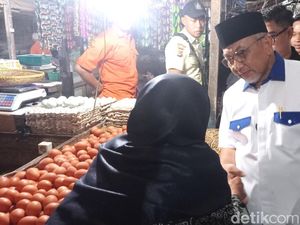 Senyum Pedagang Telur Pasar Cikurubuk Saat Dapat Penglaris dari Syaikhu
