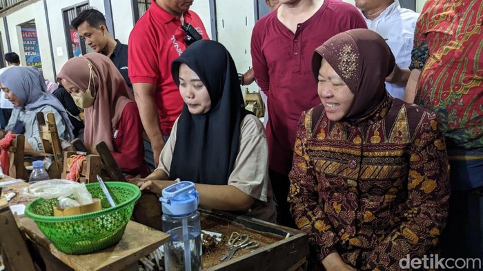 Cagub Jatim nomor urut 3 Tri Rismaharini mengunjungi pabrik rokok di Trenggalek.
