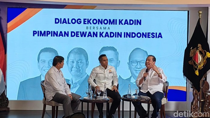 Chairman sekaligus Founder CT Corp, Chairul Tanjung (CT), menyampaikan pandangannya mengenai tantangan yang bakal dihadapi RI dalam 10 tahun ke depan. CT menjabarkan setidaknya ada 4 permasalahan yang akan muncul dari segi ekonomi, politik, hingga teknologi. Hal ini disampaikan CT dalam acara Ngobrol untuk Indonesia Maju bersama Total Politik di Plaza Indonesia, Jakarta Pusat, Minggu (27/8/2023).