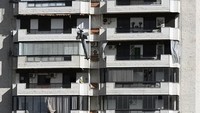 Seorang fotografer berhasil menangkap detik-detik rudal Israel menghantam sebuah gedung apartemen di Ghobeiri, Beirut.  