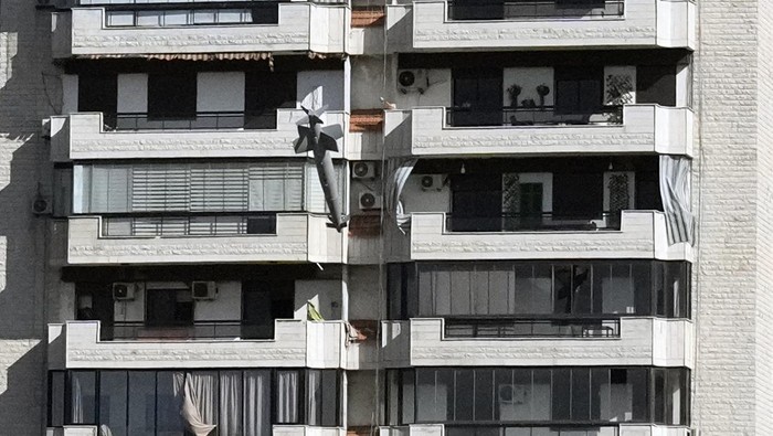 Detik-detik Menegangkan Rudal Israel Hancurkan Gedung di Lebanon A missile launched from an Israeli jet hits a building in Ghobeiri, Beirut, Lebanon, Tuesday, Oct. 22, 2024. (AP Photo/Bilal Hussein)