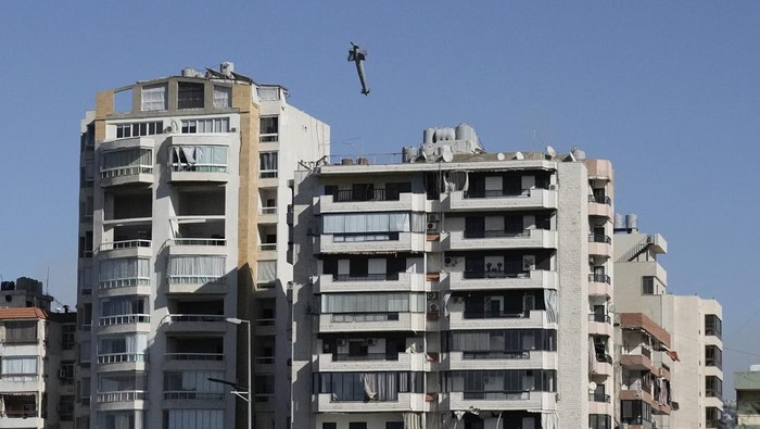 Detik-detik Menegangkan Rudal Israel Hancurkan Gedung di Lebanon A missile launched from an Israeli jet hits a building in Ghobeiri, Beirut, Lebanon, Tuesday, Oct. 22, 2024. (AP Photo/Bilal Hussein)