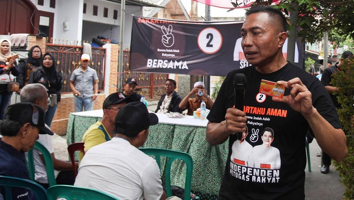 Calon Gubernur DKI Jakarta nomor urut dua Dharma Pongrekun (kanan) berkampanye di hadapan warga Manggarai, Jakarta, Rabu (23/10/2024). Dalam kesempatan tersebut Dharma menyampaikan program kerjanya bila terpilih sebagai gubernur.