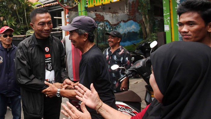 Calon Gubernur DKI Jakarta nomor urut dua Dharma Pongrekun (kanan) berkampanye di hadapan warga Manggarai, Jakarta, Rabu (23/10/2024). Dalam kesempatan tersebut Dharma menyampaikan program kerjanya bila terpilih sebagai gubernur.