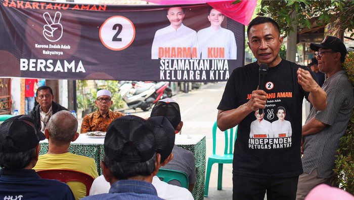 Calon Gubernur DKI Jakarta nomor urut dua Dharma Pongrekun (kanan) berkampanye di hadapan warga Manggarai, Jakarta, Rabu (23/10/2024). Dalam kesempatan tersebut Dharma menyampaikan program kerjanya bila terpilih sebagai gubernur.