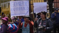 Bolivia tengah menghadapi krisis ekonomi. Aksi tersebut mereka lakukan untuk memprotes inflasi kepada pemerintah.  