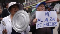 Sejumlah masyarakat turun ke jalan untuk melakukan aksi protes di El Alto, Bolivia, Selasa (22/10/2024).