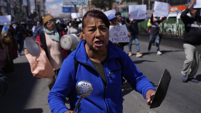 Dilanda Krisis Ekonomi, Warga Bolivia Gelar Aksi Protes Bolivia saat ini menghadapi situasi ekonomi yang semakin sulit. Para masyarakat terus-menerus memprotes soal inflasi kepada pemerintah.
