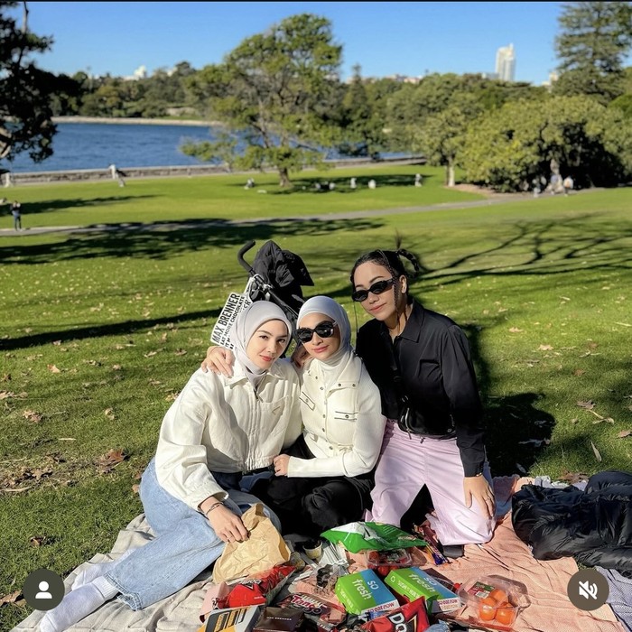 Dilantik Jadi Utusan Khusus Presiden, Ini Potret Seru Zita Anjani Saat Makan