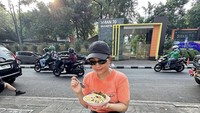 Tampaknya wanita 34 tahun itu juga sering melakukan olahraga pagi. Dengan baju olahraganya ia mampir sarapan bubur gerobakan. Buburnya dilengkapi sate usus. Foto: Instagram @zitaanjani