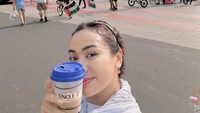 Tidak hanya bubur, ada juga potret ketika politikus itu sedang memegang segelas es kopi yang ia nikmati saat CFD (Car Free Day). Kopi itu merupakan merek lokal Uncle Z Kopitiam. Foto: Instagram @zitaanjani