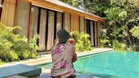 Zita juga sempat membagikan momen liburannya di Bali. Ia menikmati segelas minuman berwarna cerah sambil duduk memandang ke arah kolam renang. Foto: Instagram @zitaanjani
