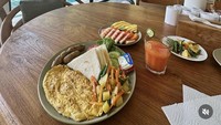 Di Villa tempatnya menginap, ibu dua anak itu memamerkan sejumlah menu sarapan. Mulai dari sepiring hidangan American Breakfast, terdiri dari roti, omelet, sosis, dan sayuran, aneka buah-buahan, hingga jus. Foto: Instagram @zitaanjani