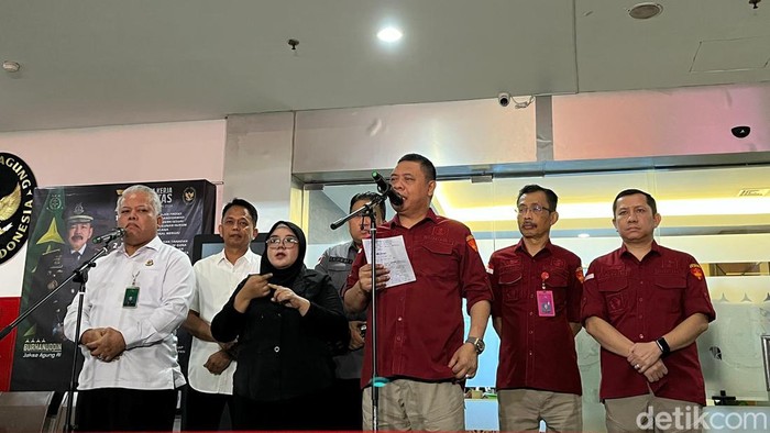 Direktur Penyidikan (Dirdik) Jaksa Agung Muda Tindak Pidana Khusus (Jampidsus) Abdul Qohar dalam Konferensi pers Kejaksaan Agung soal Penyidikan Dugaan Suap Gratifikasi Oknum Hakim PN Surabaya (Ondang/detikcom)