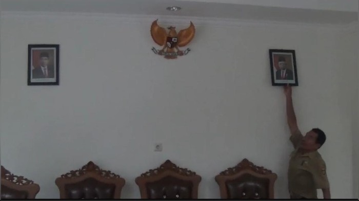 Kantor DPRD Ngawi belum memasang foto Presiden dan Wapres Prabowo Subianto dan Gibran Rakabuming Raka