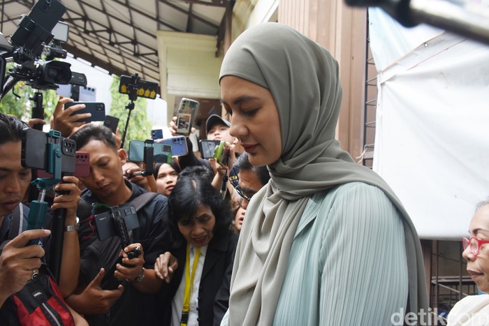 Ekspresi Paula Verhoeven Usai Sidang Cerai dengan Baim Wong Sidang perdana perceraian Paula Verhoeven dan Baim Wong digelar di Pengadilan Agama Jakarta Selatan. Sidang akan digelar kembali pekan depan pada 30 Oktober 2024.