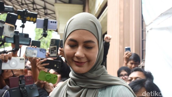 Senyum Paula Verhoeven Usai Jalani Sidang Cerai dengan Baim Wong