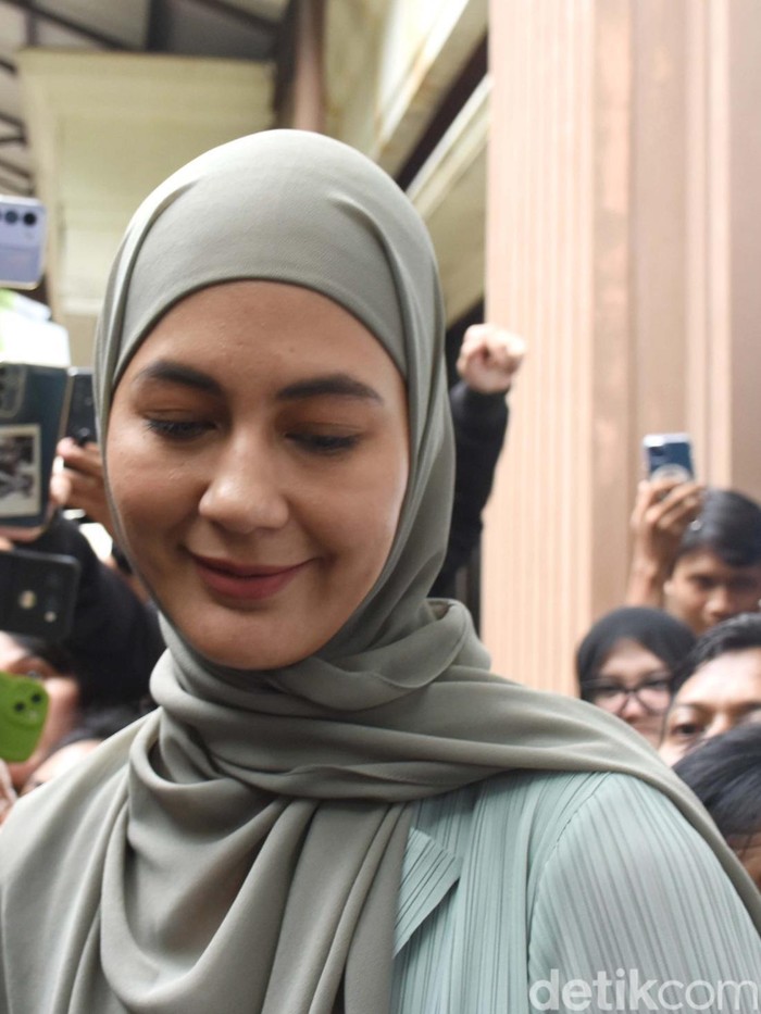 Ekspresi Paula Verhoeven Usai Sidang Cerai dengan Baim Wong Sidang perdana perceraian Paula Verhoeven dan Baim Wong digelar di Pengadilan Agama Jakarta Selatan. Sidang akan digelar kembali pekan depan pada 30 Oktober 2024.