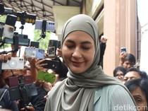 Senyum Paula Verhoeven Usai Jalani Sidang Cerai dengan Baim Wong