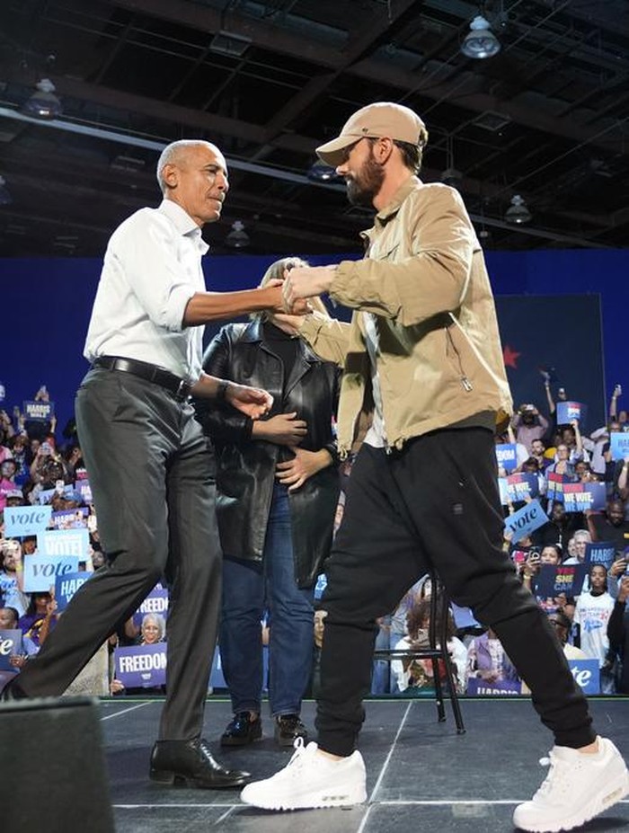 Eminem-Barack Obama Guncang Detroit untuk Dukung Kamala Harris Rapper Eminem, center, greets the crowd on stage with former President Barack Obama, left, at a campaign rally supporting Democratic presidential nominee Vice President Kamala Harris, Tuesday, Oct. 22, 2024, in Detroit. (AP Photo/Paul Sancya)