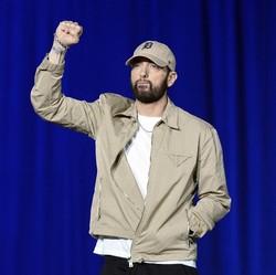 Rapper Hollywood Terbaik Jatuh pada...