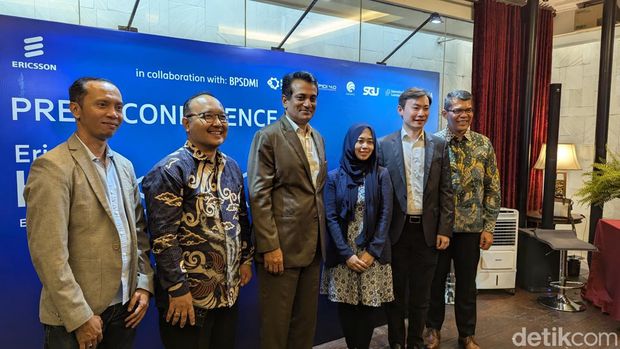 President Director of Ericsson Indonesia Krishna Patil (tengah) dan Direktur Ericsson Indonesia Ronni Nurmal (paling kanan) di konferensi pers Hackathon 2024