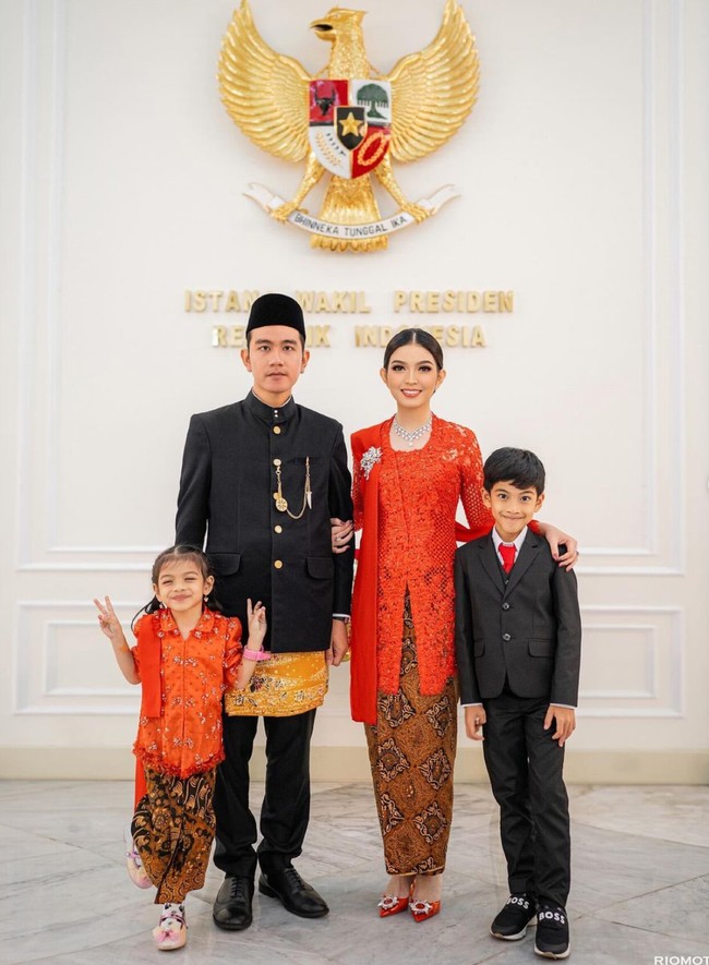 Dengan bantuan fotografer handal Rio Motret, Gibran dan keluarganya berpose di Istana Wakil Presiden RI. Keempatnya tampil kompak dalam busana tradisional Indonesia rancangan desainer Biyan. Foto: Instagram/@riomotret