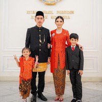 Dengan bantuan fotografer handal Rio Motret, Gibran dan keluarganya berpose di Istana Wakil Presiden RI. Keempatnya tampil kompak dalam busana tradisional Indonesia rancangan desainer Biyan. Foto: Instagram/@riomotret