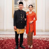 Gibran tampil dengan beskap dan peci. Celana panjang hitamnya dilapisi dengan kain batik berwarna kekuningan. Sementara sang istri, Selvi Ananda mengenakan kebaya berwarna merah. Foto: Instagram/@riomotret