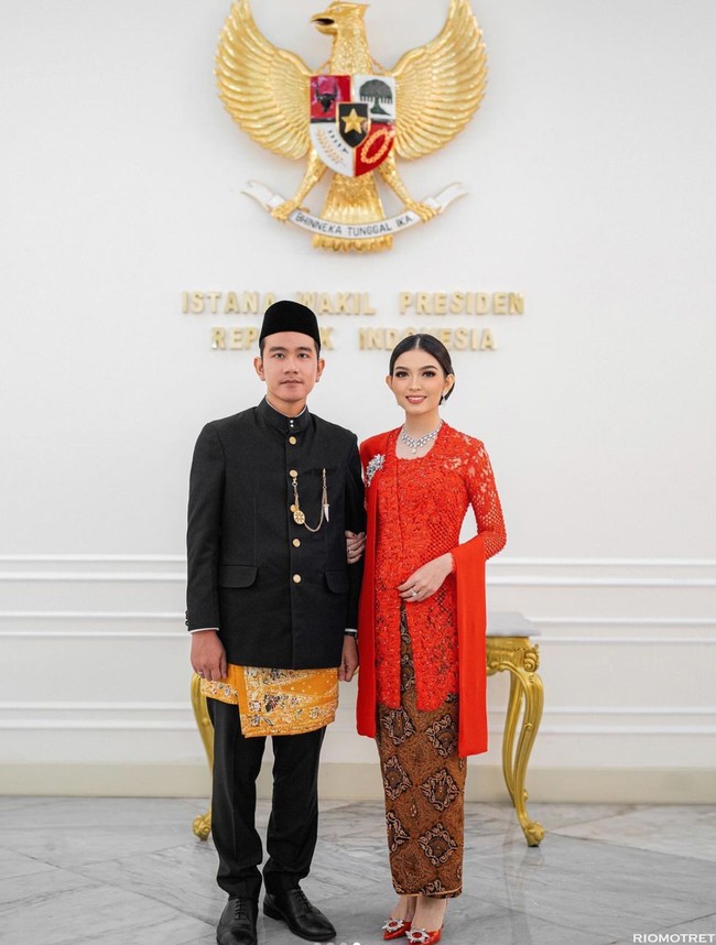 Selvi tampil anggun dan cantik dalam balutan kebaya merah klasik. Memiliki lengan panjang, kebaya brokat tersebut memiliki nuansa floral. Kebaya yang dikenakan Selvi itu juga dilengkapi dengan selendang serta jarik batik untuk bawahannya. Foto: Instagram/@riomotret