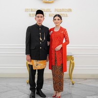 Selvi tampil anggun dan cantik dalam balutan kebaya merah klasik. Memiliki lengan panjang, kebaya brokat tersebut memiliki nuansa floral. Kebaya yang dikenakan Selvi itu juga dilengkapi dengan selendang serta jarik batik untuk bawahannya. Foto: Instagram/@riomotret