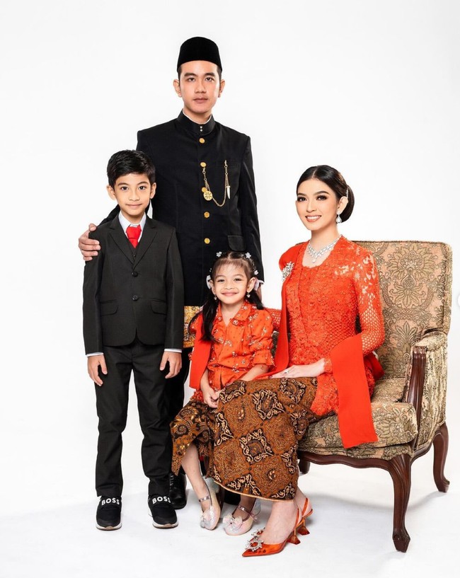 Kebaya yang dikenakan Selvi tampak senada dengan pakaian putrinya, La Lembah Manah. Anak kedua Selvi dan Gibran itu juga terlihat tampil mengenakan kebaya merah dan kain jarik batik berwarna coklat. Foto: Instagram/@riomotret